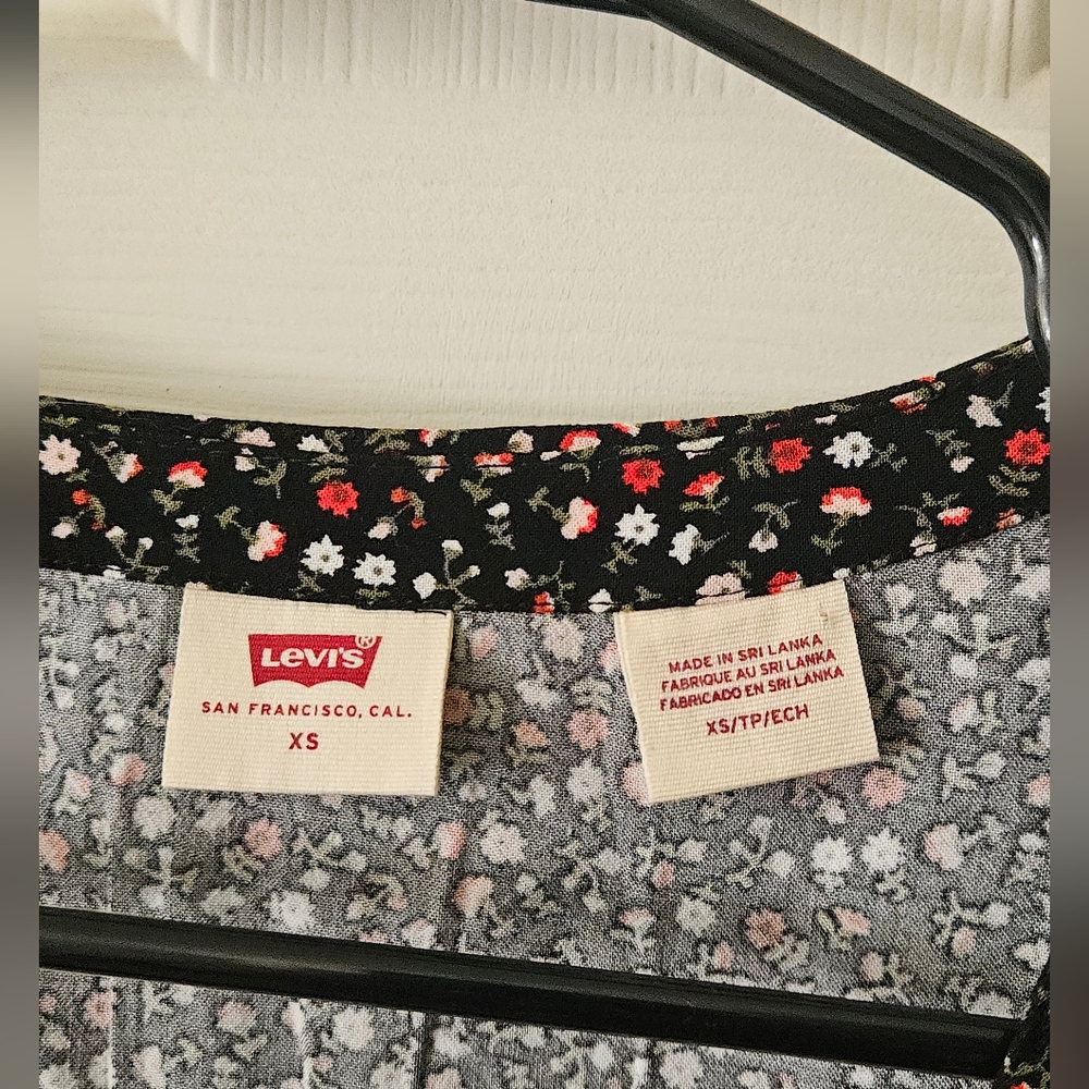 Levi's Cropped Shirt - Picture 2 of 3